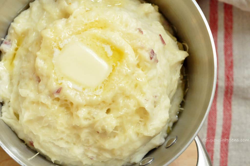 A pot filled with garlic mashed potatoes.