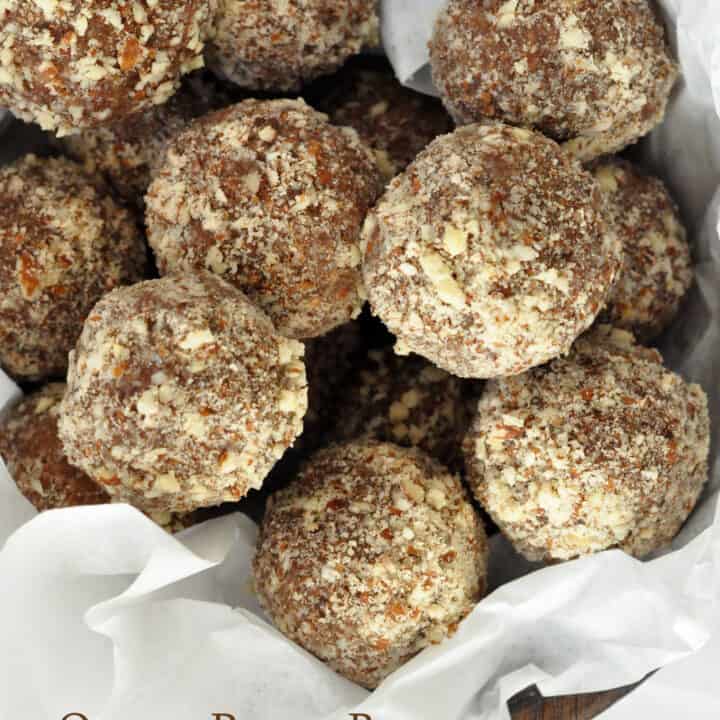 Quinoa balls made of quinoa flakes and almonds