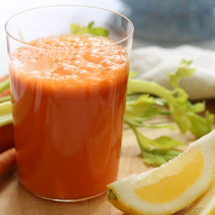 This Immune Boosting Carrot Ginger Juice is a refreshing fresh pressed juice blend made from carrot, celery, cucumber, lemon, apple, ginger and turmeric