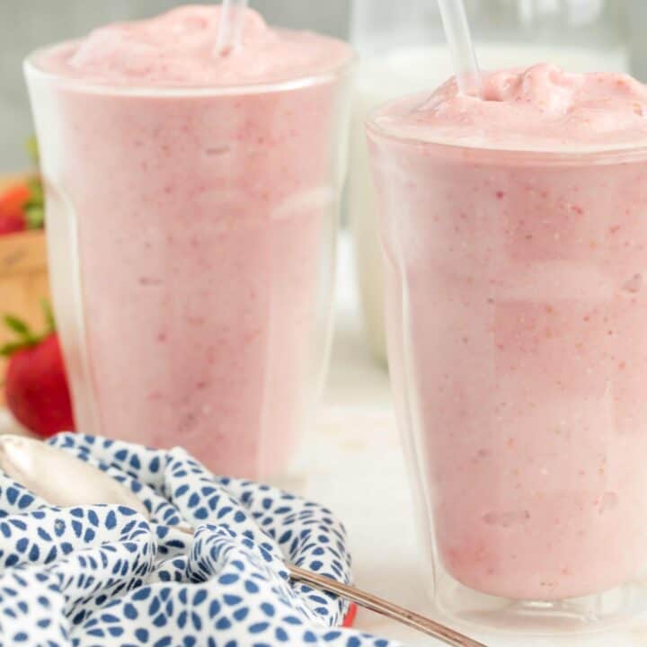 This Oatmeal Smoothie is made with gluten-free whole grain oats, vegan milk, frozen strawberries, frozen bananas,  and pure vanilla extract