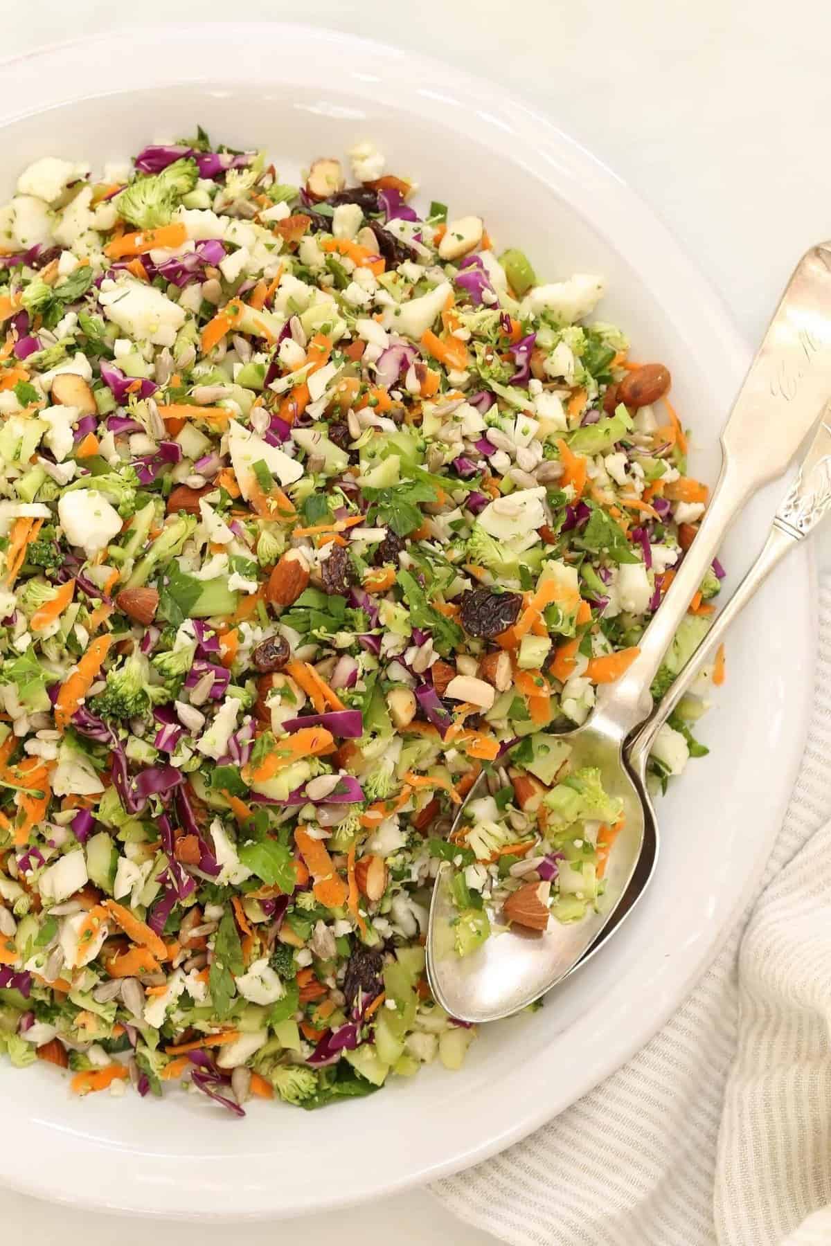 https://www.theharvestkitchen.com/wp-content/uploads/2021/05/detox-salad-healthy-scaled.jpg