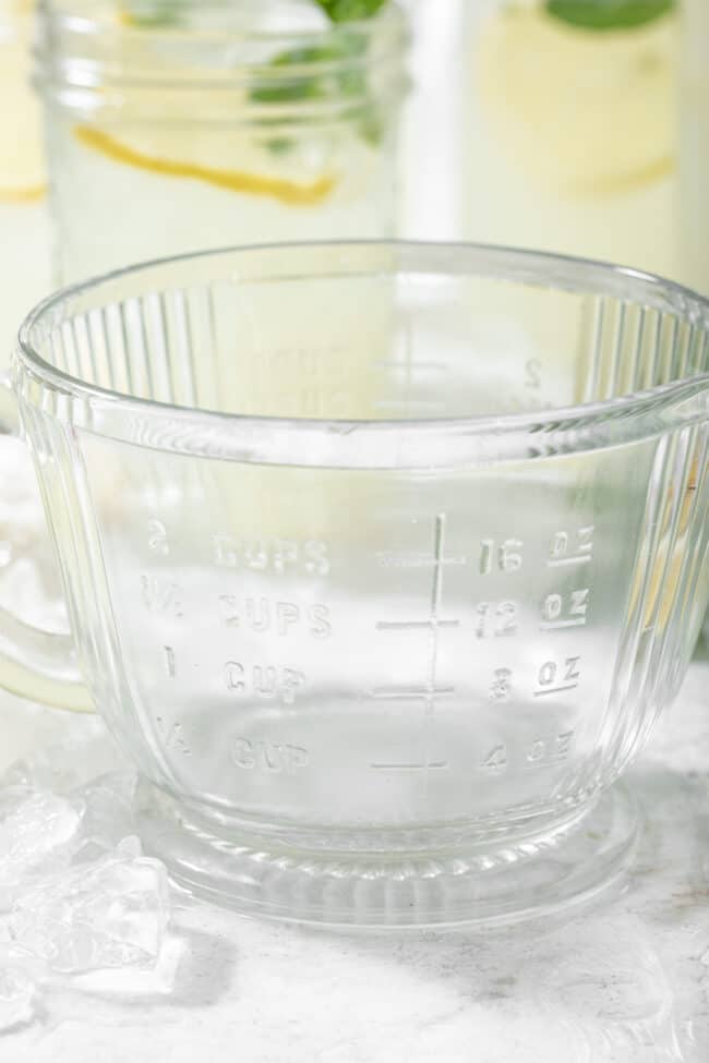Glass liquid measuring cup to measure oz to cups