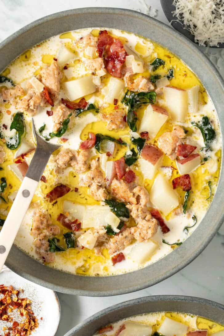 Zuppa Toscana Soup Zuppa Toscana Soup in a gray bowl with a spoon.